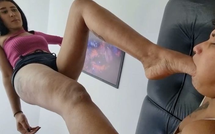 MF Feet: Rebeca'nın büyük ayaklarını emiyor 40