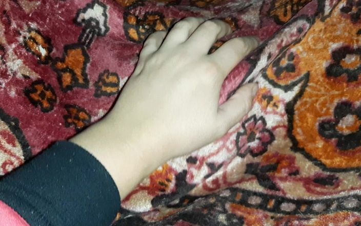 Lesbian-candys: Моя подруга разбудила меня куннилингусом в палатке в Ночь Хэллоуина