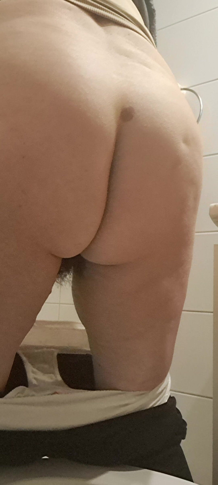 Mommy big hairy pussy: Une MILF à gros cul avec un secret poilu