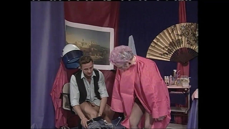 Vintage megastore: Итальянский винтажный тройничок для милфы в сексуальных черных чулках отшпилили в двойном проникновении