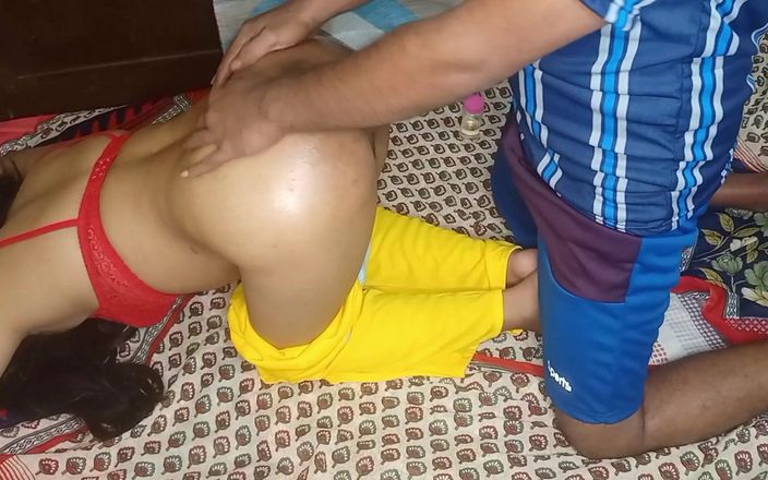 Queenrima: Genç çocuk masajdan sonra arkadaşının annesini sikiyor! Net Hintçe seste full...