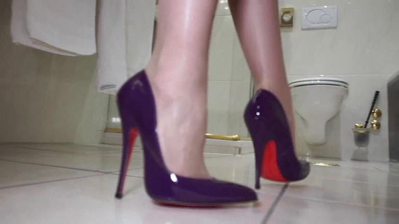 Lady Victoria Valente: Tacones altos pasos en el baño - clip fetiche de tacones...