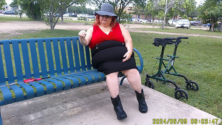 BBW nurse Vicki adventures with friends: Enfermera Vicki fumando en el parque en un banco todos...