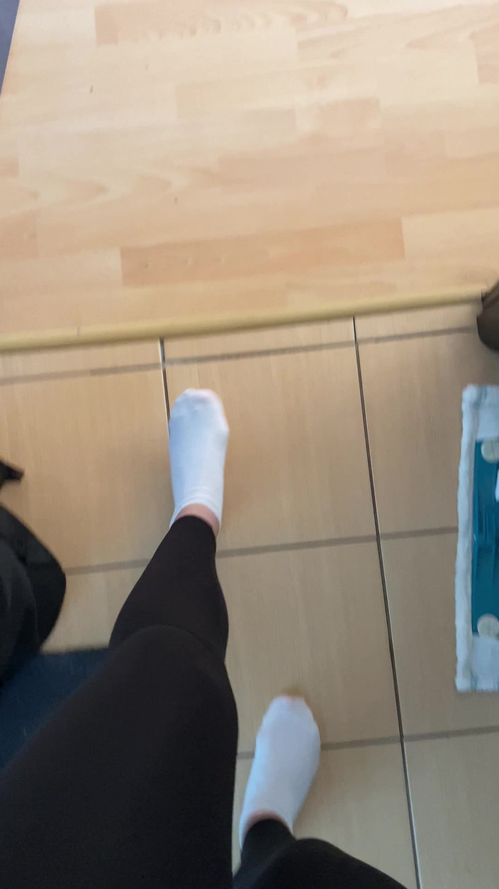 Feet: Прохаживаюсь в белых носках