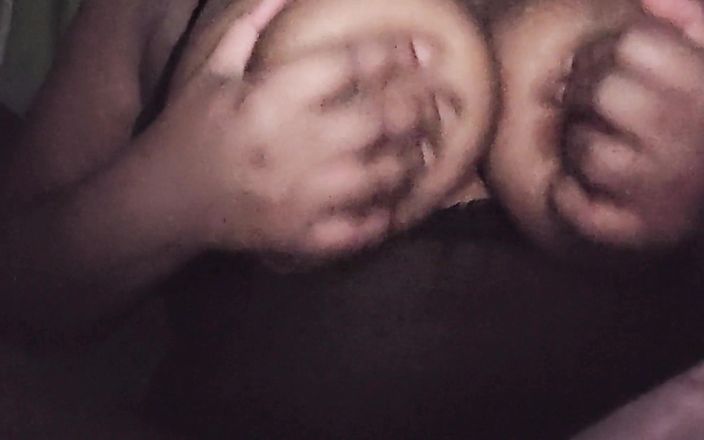 Super sexy ebony cuties: Трясу, подпрыгиваю моими большими сиськами, скручиваю мои соски с лактацией