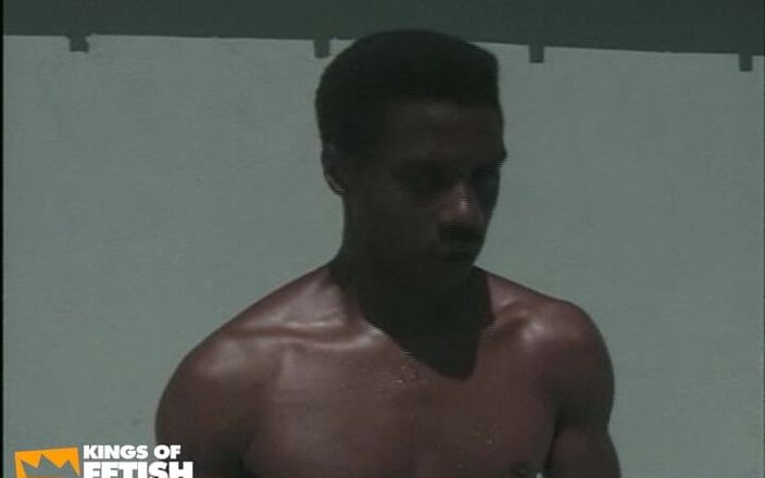 Gay Diaries: Белый чувак получает жесткий анальный трах от черного мужика с огромным хуем на улице у бассейна