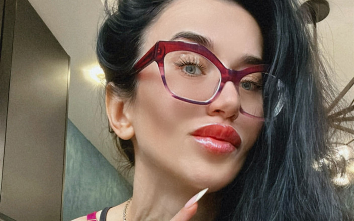 Julia domaina: Длинные ногти, французский маникюр и дрочка со слюной