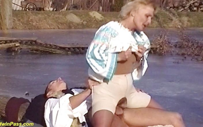 Crazy Old Moms: Уродливую бабушку трахнули на улице