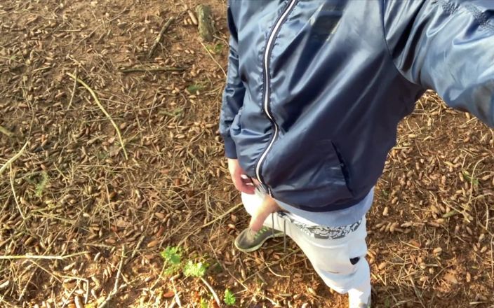 Fratchino: Geiler typ pisst und leckt precum
