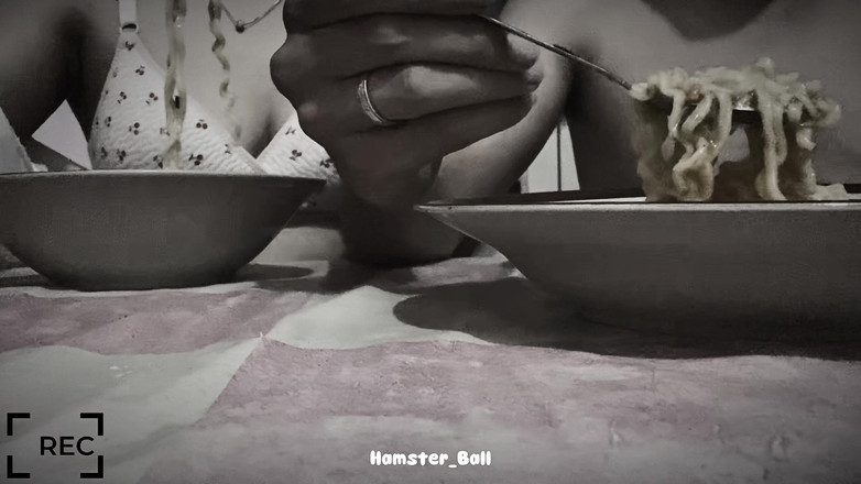 Hamster_Ball: Дрочка в ресторане Noodle с подругой Tinder, на улице!!