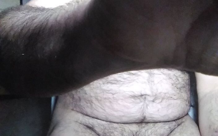 Setesesso7: Davide het varken is in de badkamer, hij kleedt zich...