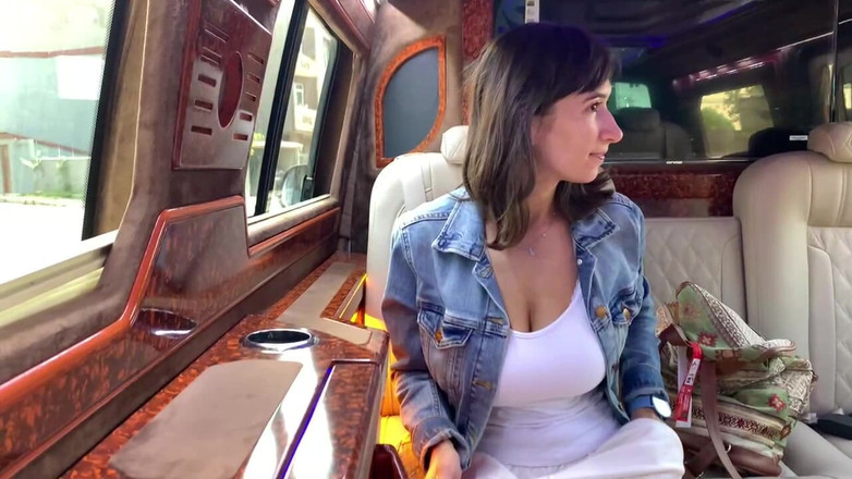 Kitty Kriss: Spontaneous Blowjob in a Taxi Ended with a Huge Mouth...