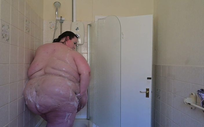SSBBWLadyBrads: Ducha, diosa del vientre gordo, reina