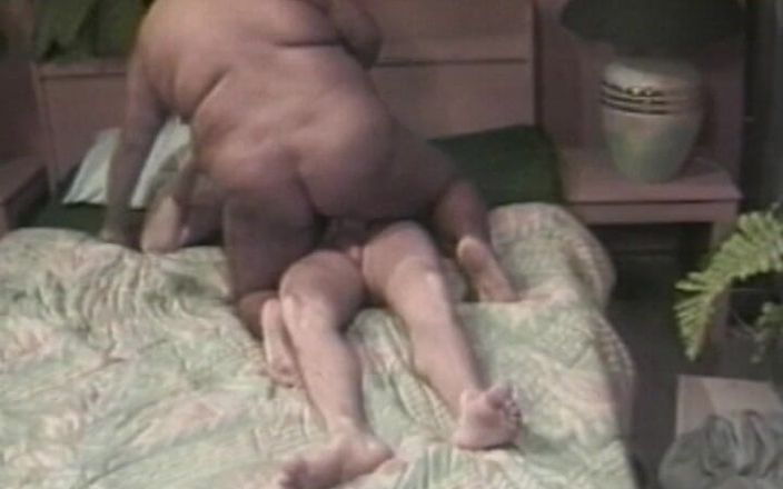 Vintage Lust: Очень грязная шлюха наслаждается оральным сексом и трахается # 1