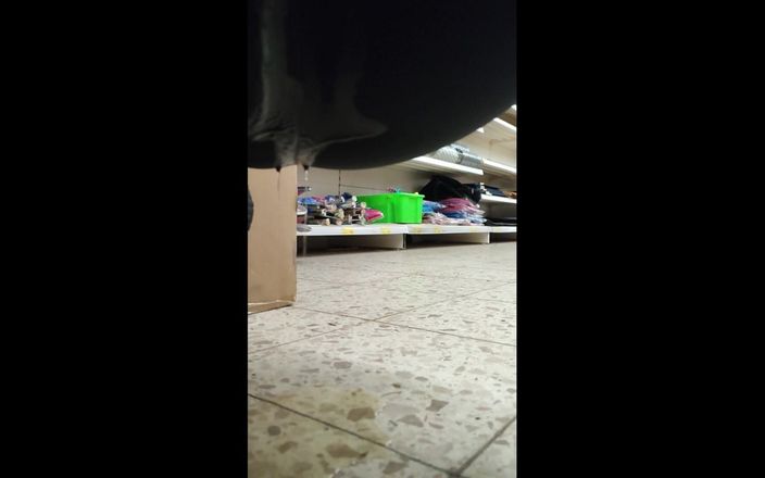 VivaciousFlirt165: Puta sucia hace pis en la tienda eingepiss