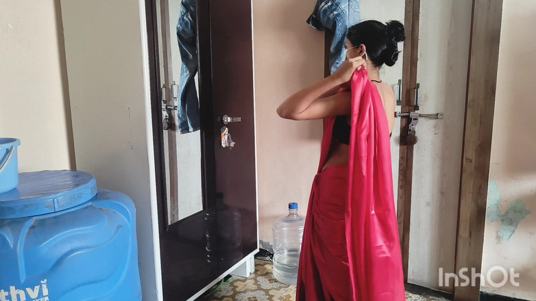 Desishycouple: Desi bhabhi berganti pakaian di depan Devar.