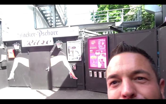 Andy Star: Reeperbahn-folla hoy delante del pub con el kitty-bair caliente en...