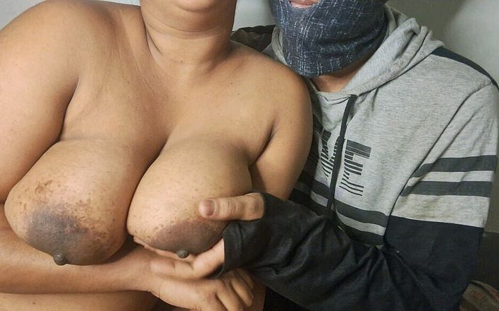 Villagepornx: Cachonda esposa chupando tetas con duro follada