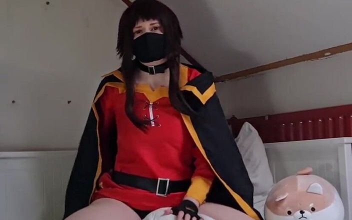 kyu_misa: Megumin va a un rapidito mientras folla una almohada