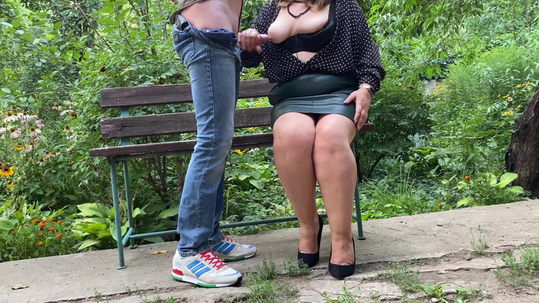 OurFetishLife: Caliente mami ordeñó semen en su ropa