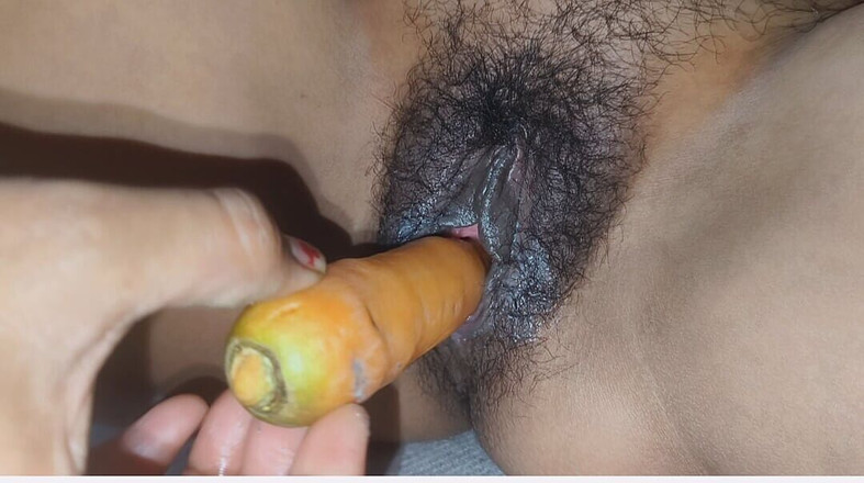 Sex with desi girl: Manju Put Carrots in the Bur for the First Time....