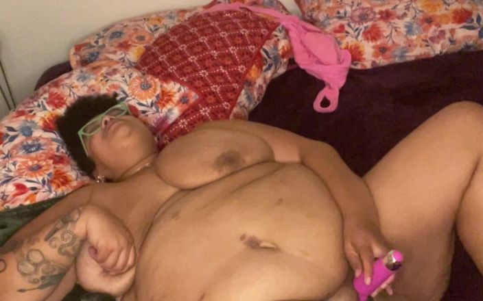 CharlieHaaze: Cewek semok kulit putih pertama kali ngentot dirinya sendiri di...