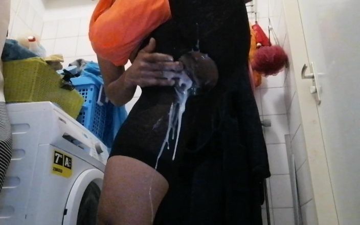 Juliette Wet: Mujer recién follada muestra su coño goteando