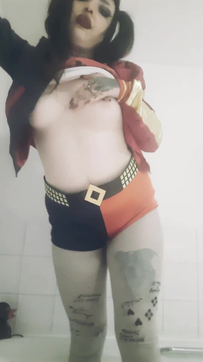 Yourfavecumslut: Orinando en cosplay de Harley Quinn