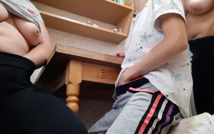 Lesbian-illusion: Tres extraños de un sitio de citas se masturban los...