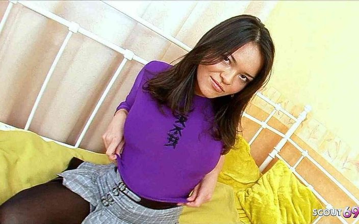 Full porn collection: Mitad asiática adolescente Abigail seducida por una gran polla de...