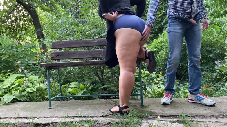 OurFetishLife: Suegra deja que su yerno orine su hermoso culo en...