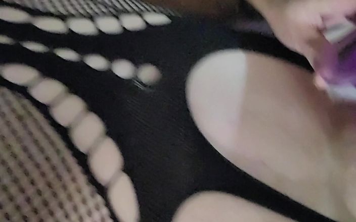 EliteLadyS: Fishnet Bodysuit MILF Sings and Masturbates