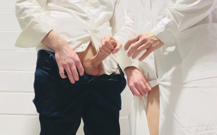 Lady Anna: Perawat asli membantu klien mengumpulkan sperma untuk analisis