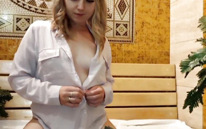 Loona_Sex: Gadis remaja 18+ lagi asik masturbasi di depan kamera sampai muncrat