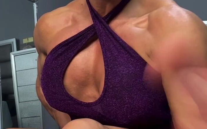 Alesyamuscledoll: Diosa cachonda después de la fiesta