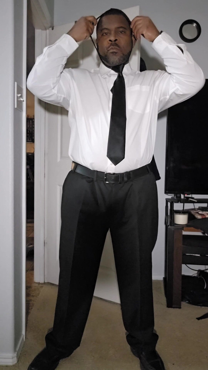 MrGoudreauXXX: Masturbándose bbc en camisa y corbata