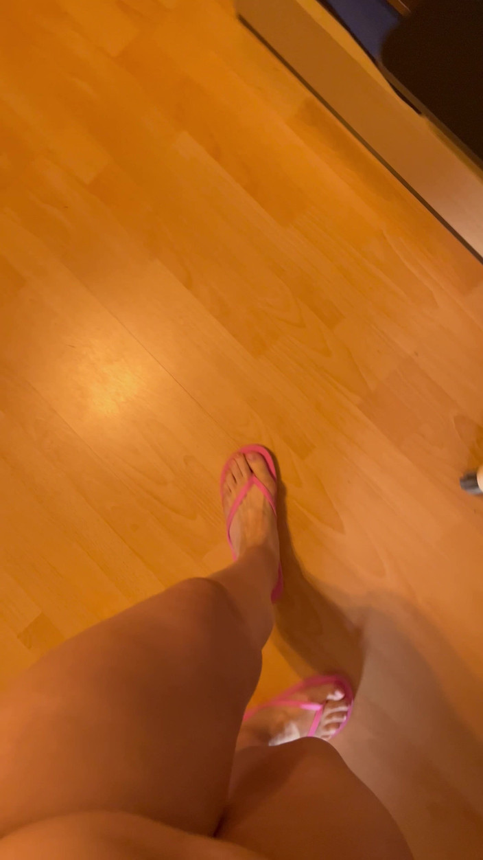 Feet: POV:ビーチサンダルの歩行音