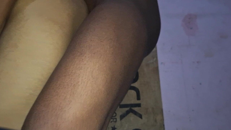 hot suman: De pé no Khara Khade e aplicando uma cauda, ele...