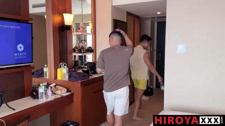 HiroyaXXX: Hiroya se připojí s Danielem a Oki v sexy sprše