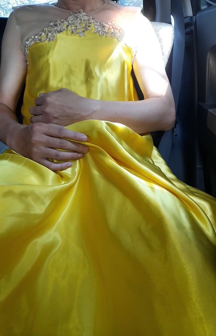 Naomisinka: Sexy crossdresser masturbándose con vestido de satén amarillo brillante