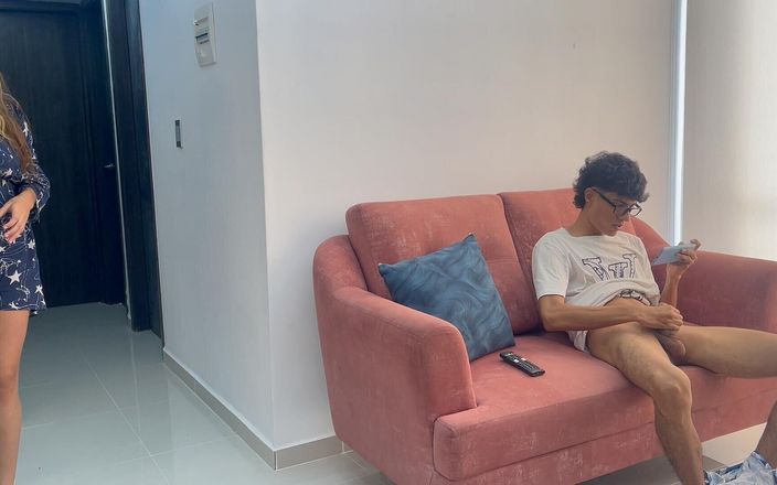 Gabriela Wish: Minha meia-irmã me pega me masturbando enquanto chego na galeria...
