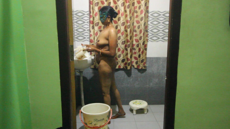 Desi Homemade Videos: Возбужденную зрелую индийскую тетушку сняли на видео в душе
