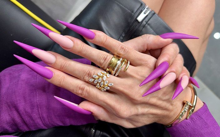 Julia domaina: Nuevas uñas largas de color púrpura, tacones de aguja afilados,...