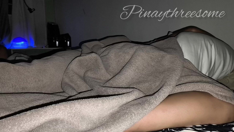 Pinay Threesome: Battaniyenin altında Asyalı orta yaşlı seksi kadın romantizmi. Pinoy Kapol...