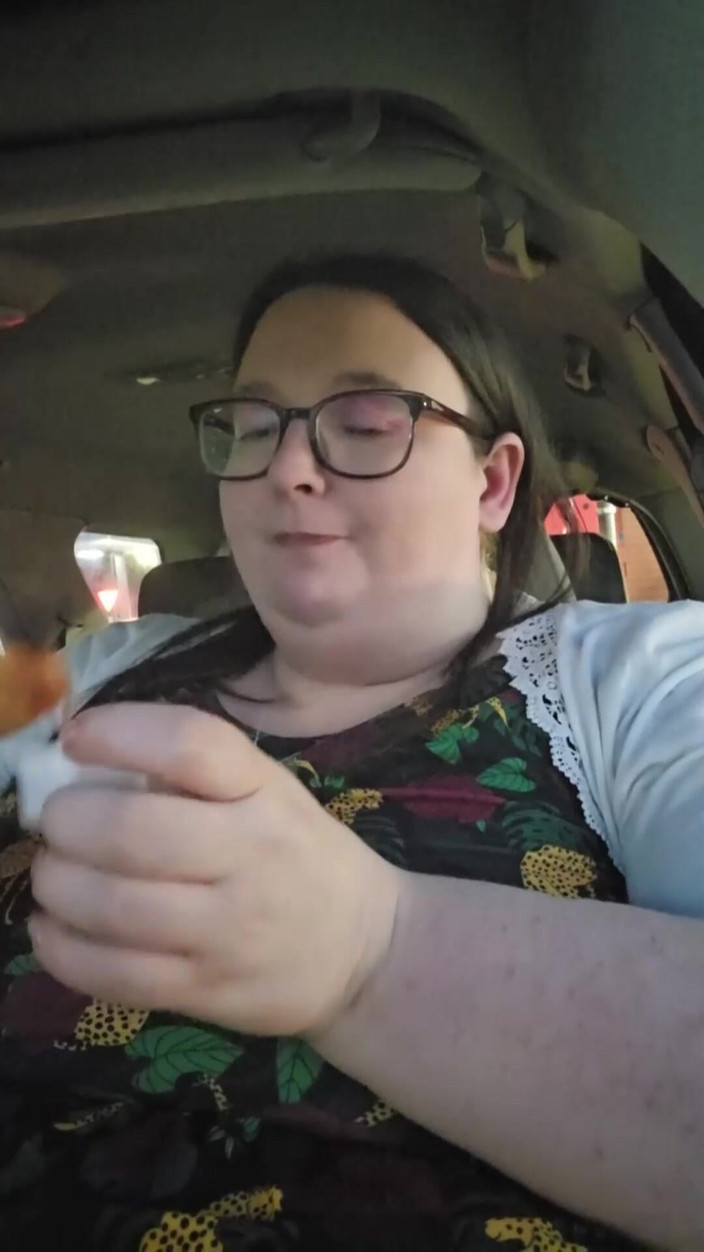 SSBBWLadyBrads: McDonalds кормят в машине