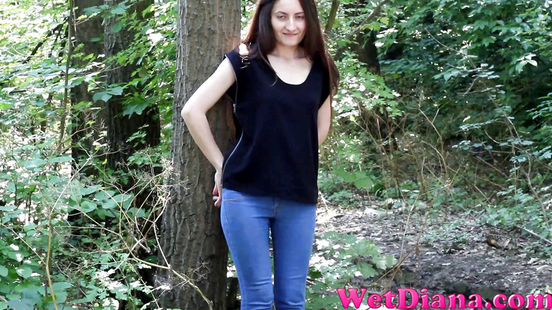 Wet Diana: A little pee in her jeens