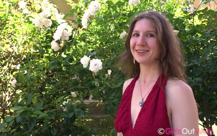 Girls Out West: Тройная брюнетка трахает пальцами ее волосатую пизду до оргазма в любительском видео