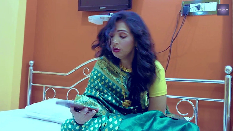 Hot desi couple studio: India bhabi engañó a su marido y fue follada por...
