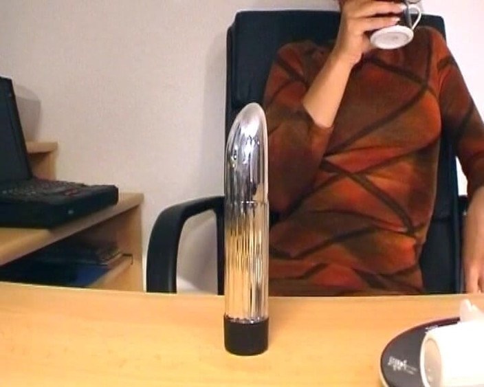 Deutsche Damen: Secretaria alemana caliente complaciendo su manguito en un descanso