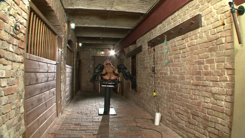 Absolute BDSM: Ağrılı domuz kuyruklular elektrikli kırbaçlar, elektrikli dildo ve elektrik şoklarıyla götüne...